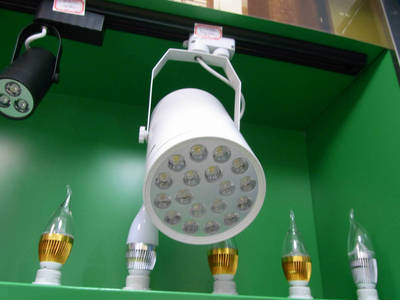 專業(yè)批發(fā)LED軌道燈 價(jià)格、廠家與產(chǎn)品介紹——中山市橫欄鎮(zhèn)鑫悅照明燈飾銷售部