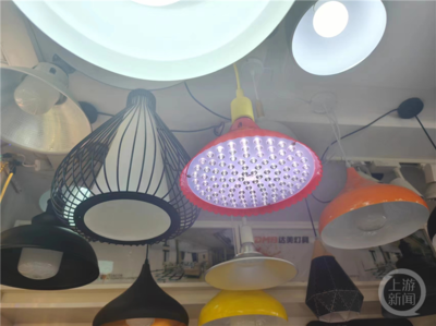 建筑裝飾材料燈具市場(chǎng)仍有'生鮮燈'銷售？商家稱新款符合'新國(guó)標(biāo)'